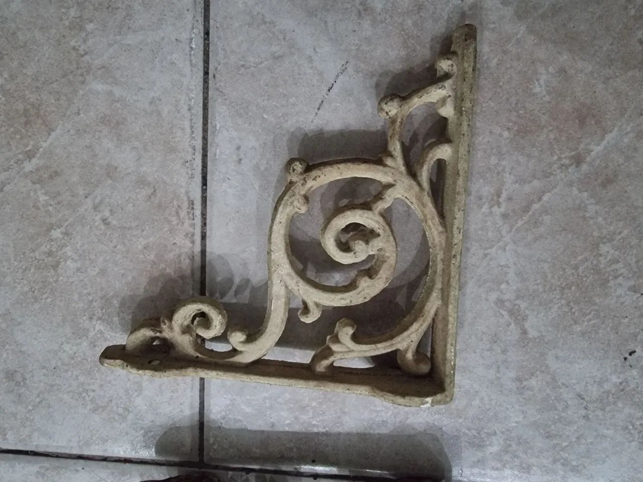 Par de Suportes de Parede Decorativos em Ferro fundido. - Foto 2