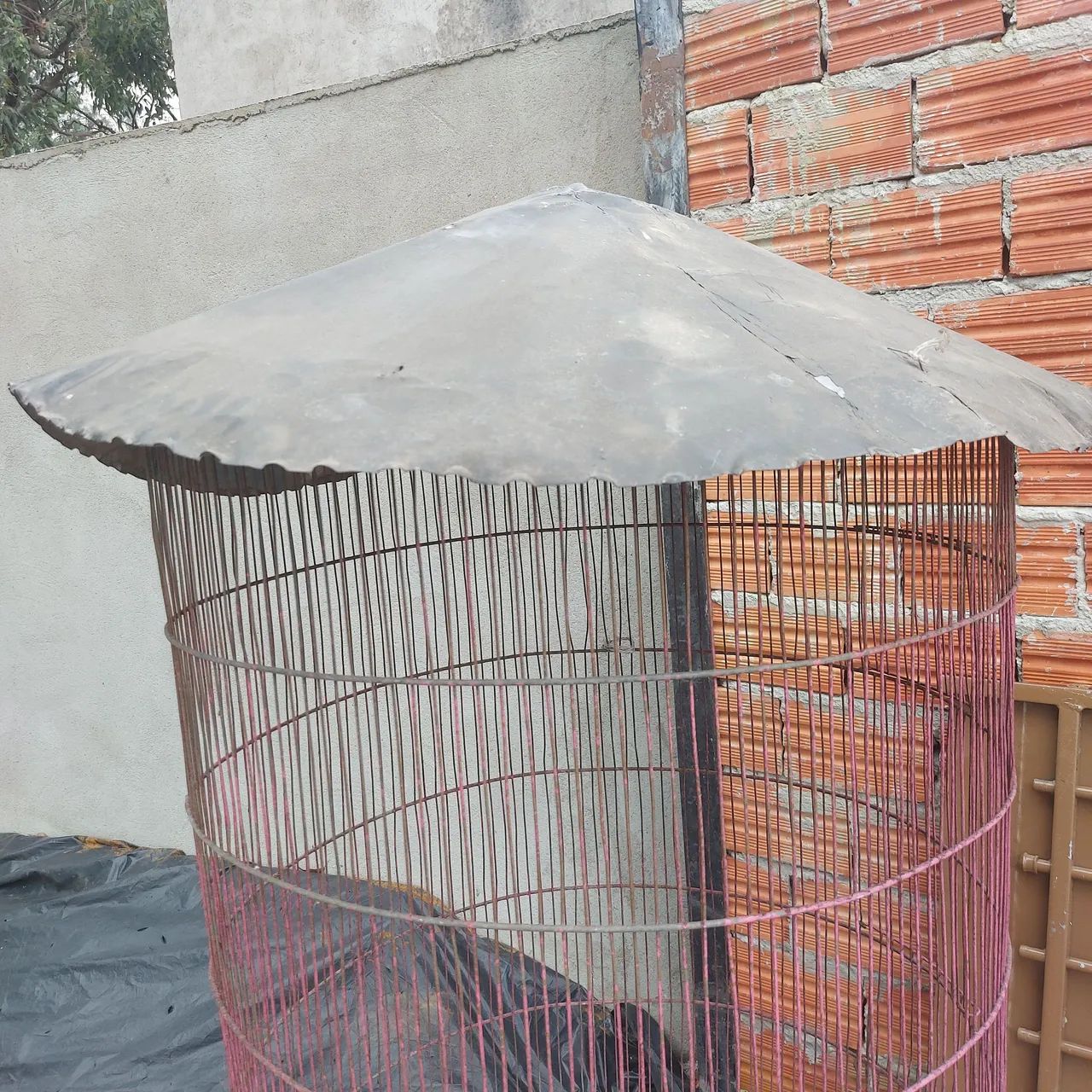 Gaiola redonda GIGANTE com cobertura e vão pequeno