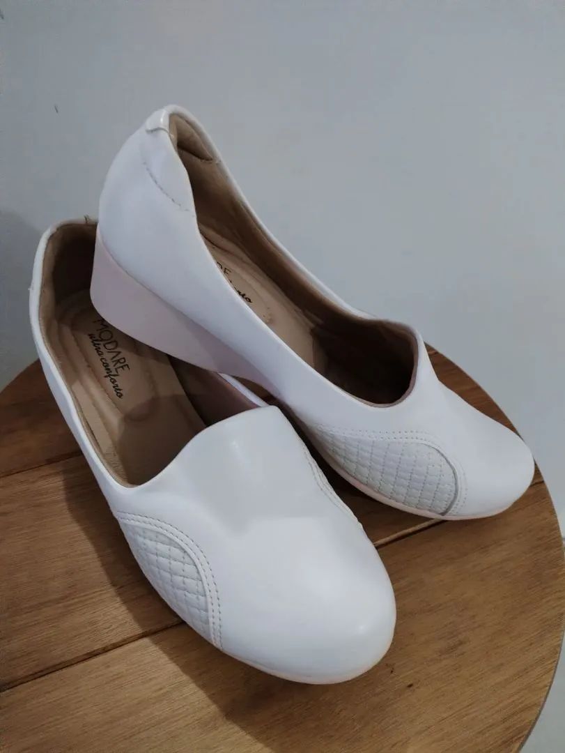 Botas brancas de cano curto e sapatos  - Foto 3