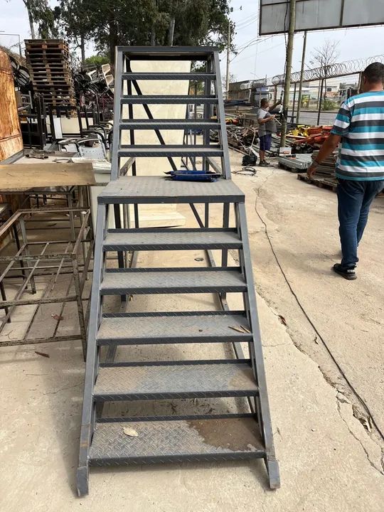Escada de aço 2 metros de altura 