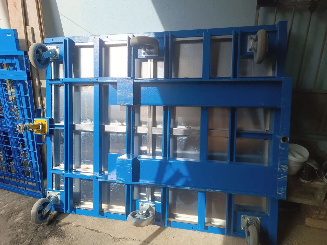 Carrinho gaiola com seis rodízio base de metal e alumínio - Foto 5