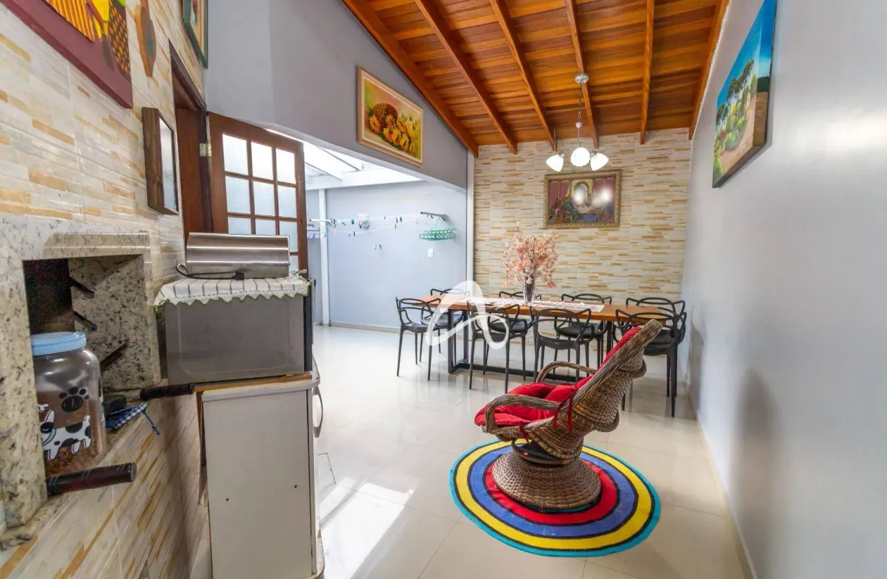 Sobrado triplex em condomínio à venda, com 4 quartos sendo 2 suítes, no Bairro Xaxim, Curi