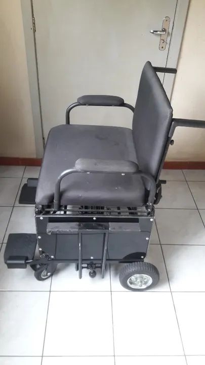 Cadeira de Rodas com Regulagem de Altura e Lateral - Foto 2