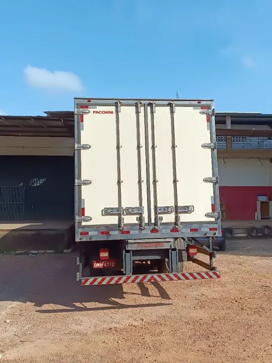 Caminhão baú frio 8 metros 24.280 completo  - Foto 3