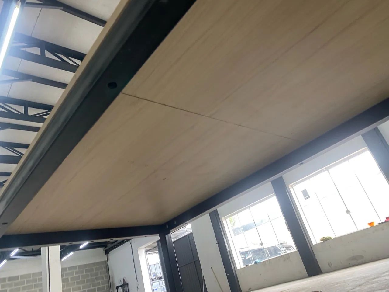 Mesa de Escritório Industrial em Aço e Madeira - Foto 3