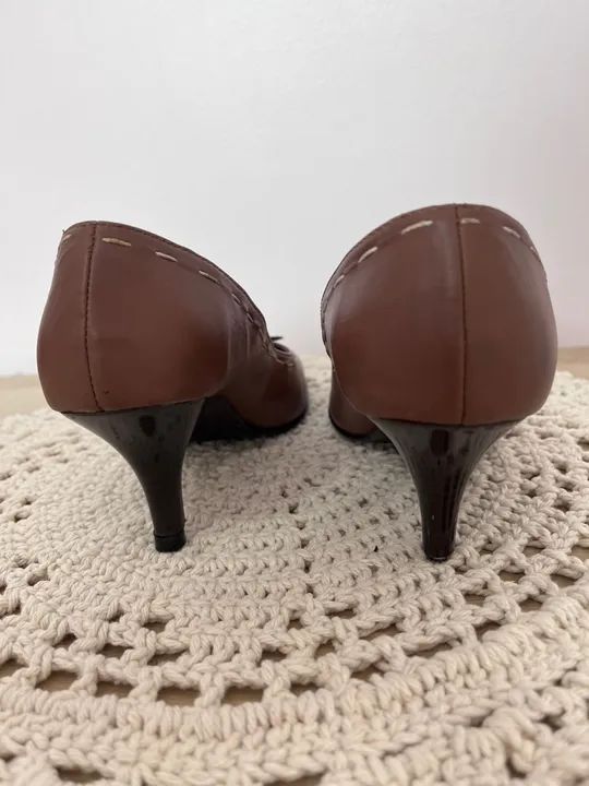 Sapatos marrom com detalhe de flor - Foto 5