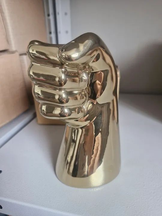 Vaso Mão de Escultura em Dourado 
