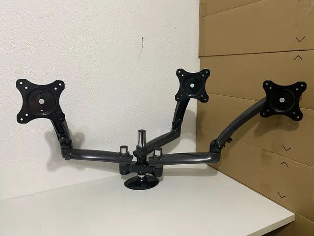 Suporte Braço articulado para até três monitores.