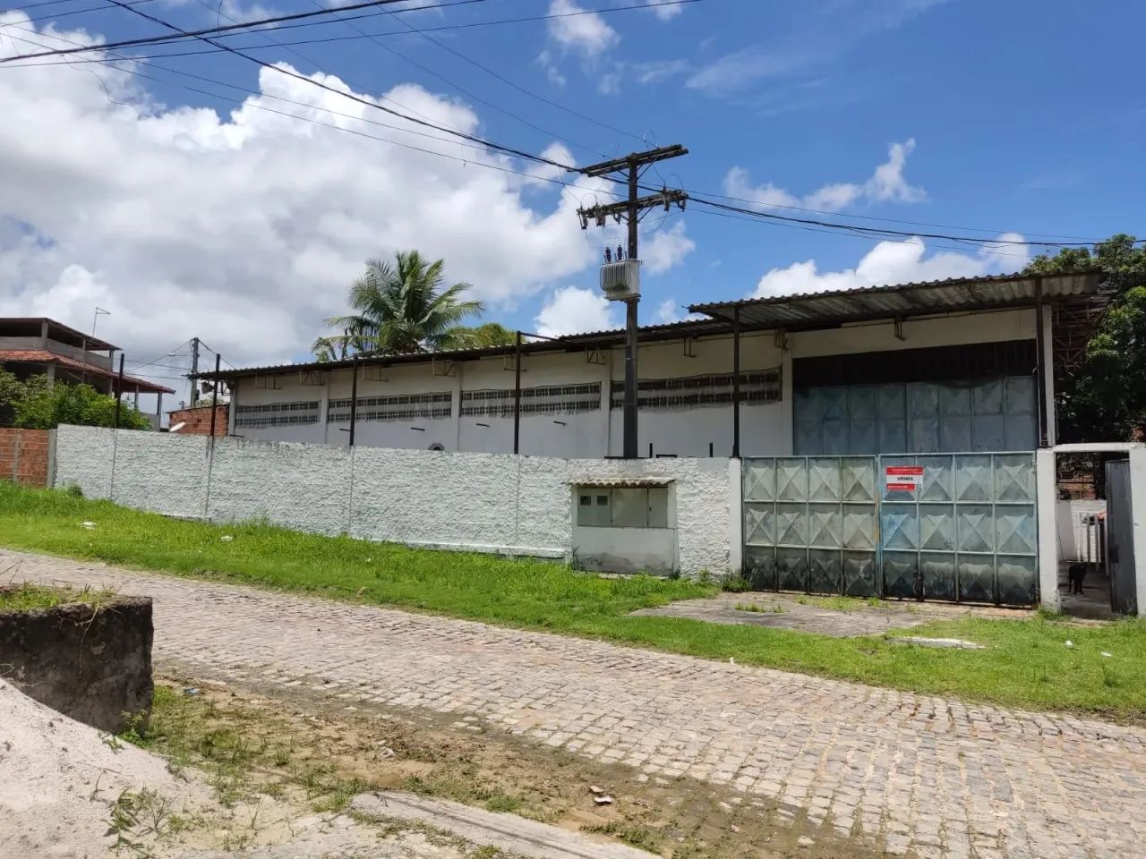 Vendese galpão plano a 150m da avenida Raúl Seixas em Dias Davila