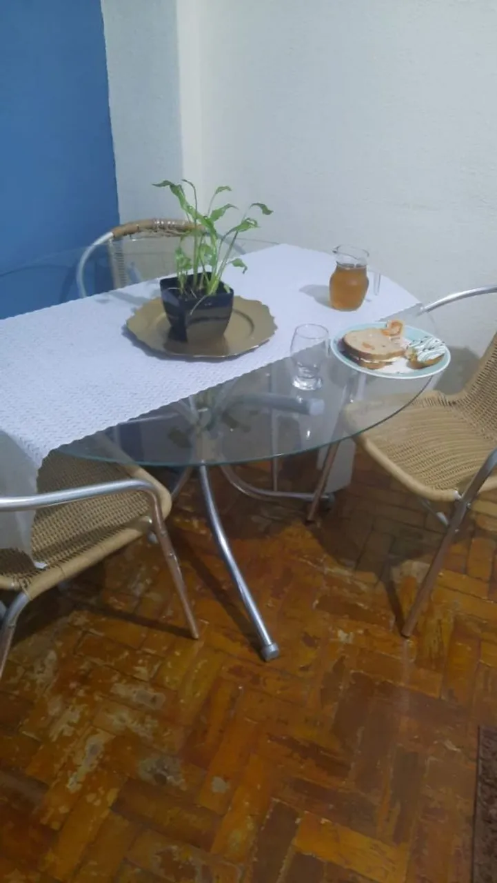 Mesa redonda de vidro com cadeiras