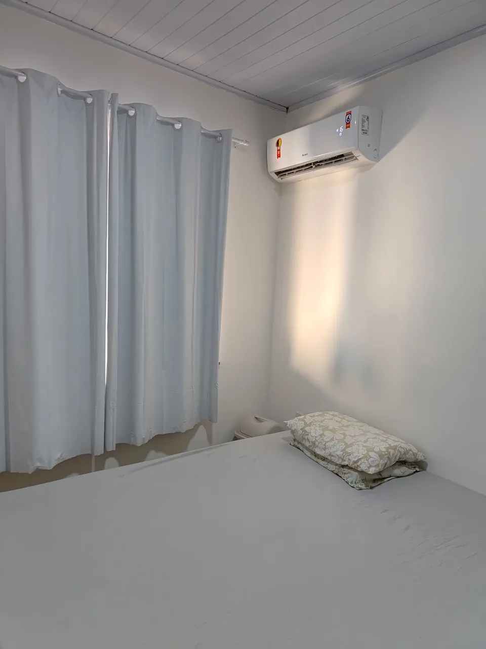 Excelente quarto e sala com área privativa e sem condomínio e MOBILIADO, Av Garibaldi