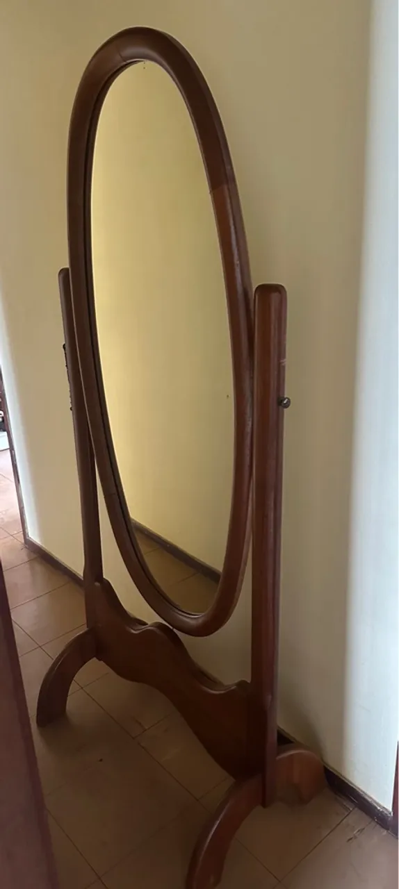 Espelho de chão oval em madeira