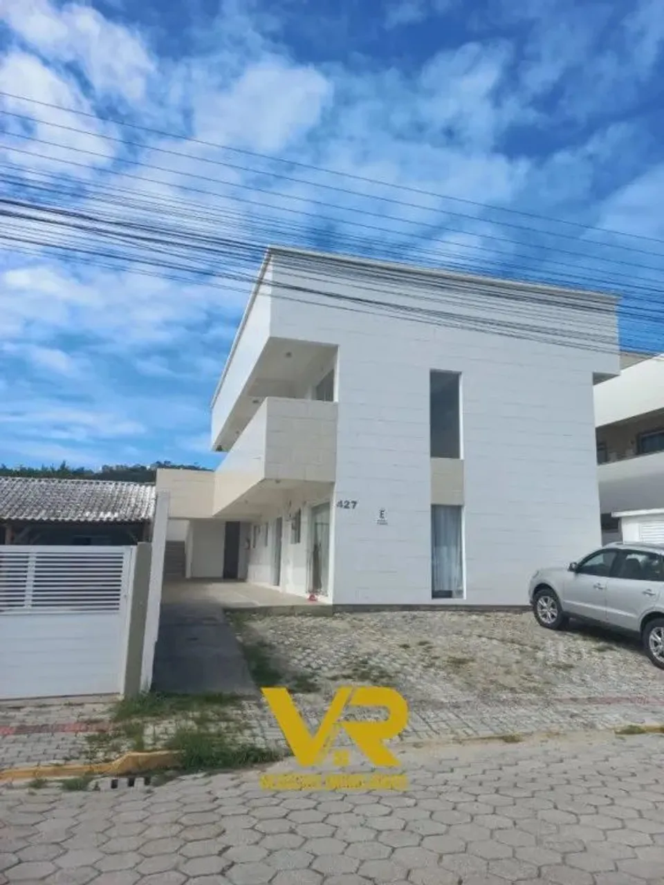 PRÉDIO A VENDA COM 6 KITNETS EM BOMBINHAS