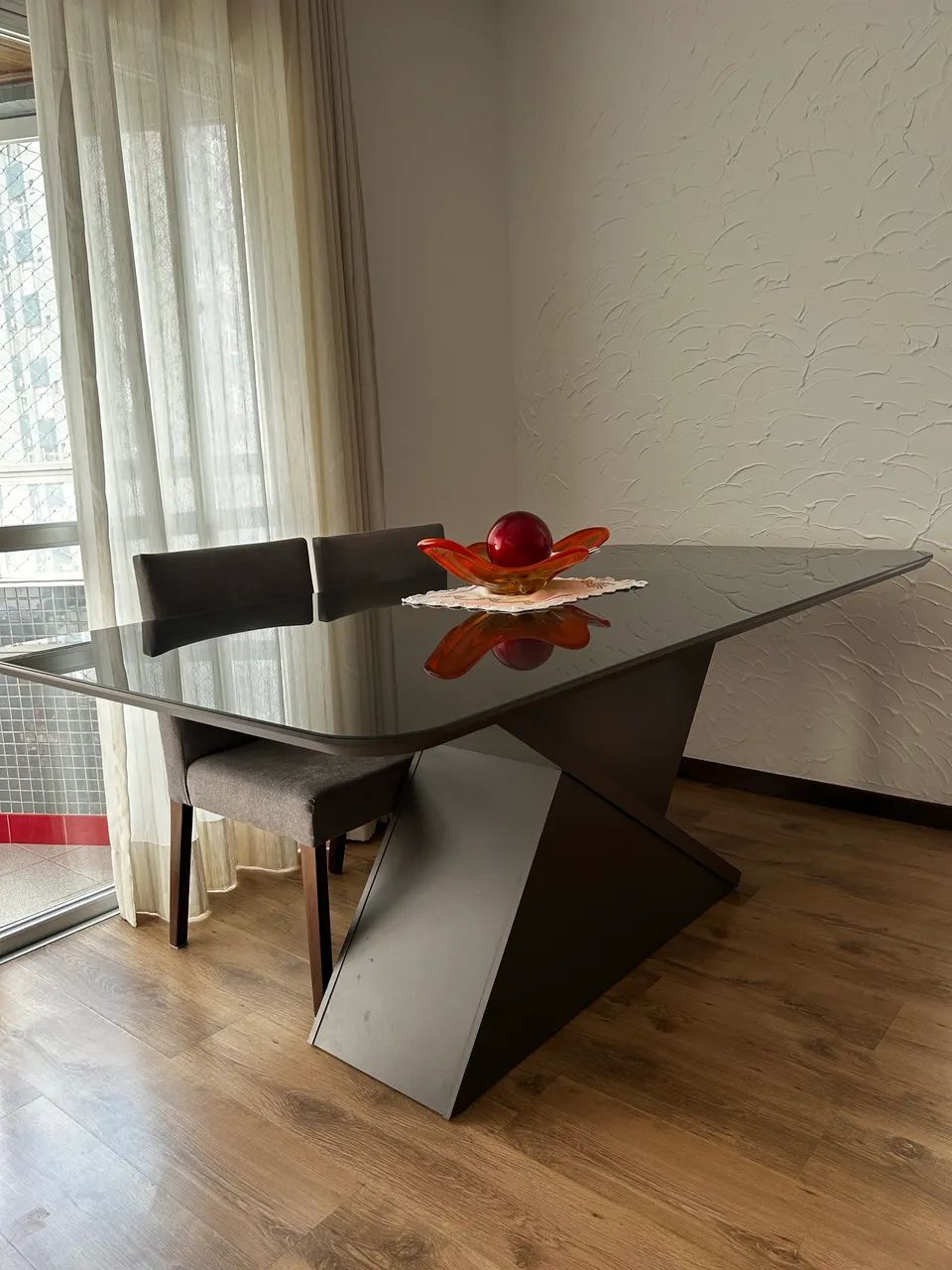 Mesa com 6 cadeiras de madeira estofada em linho - Foto 5