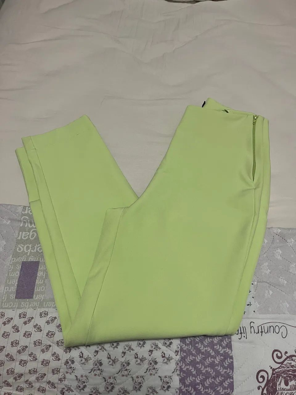 Calça verde pastel