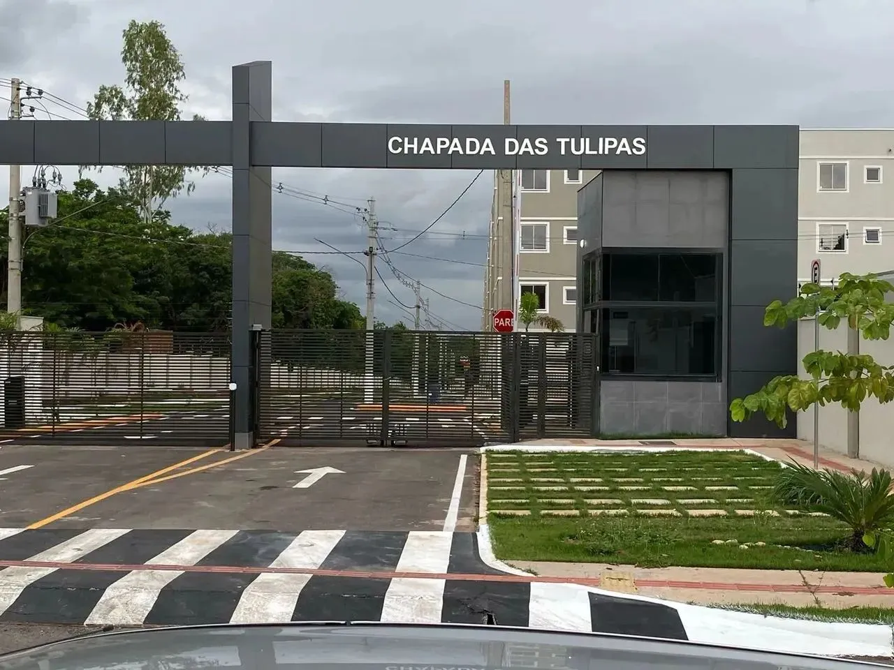 ALUGA-SE APARTAMENTO TODO  MOBILIADO TÉRREO  CONDOMÍNIO CHAPADA DAS TULIPAS
