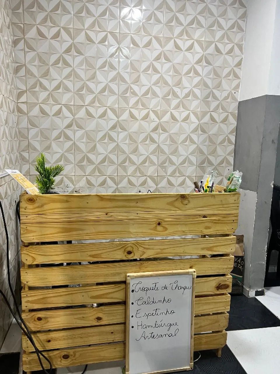 Balcão de madeira com gaveta e prateleira interna - Foto 2