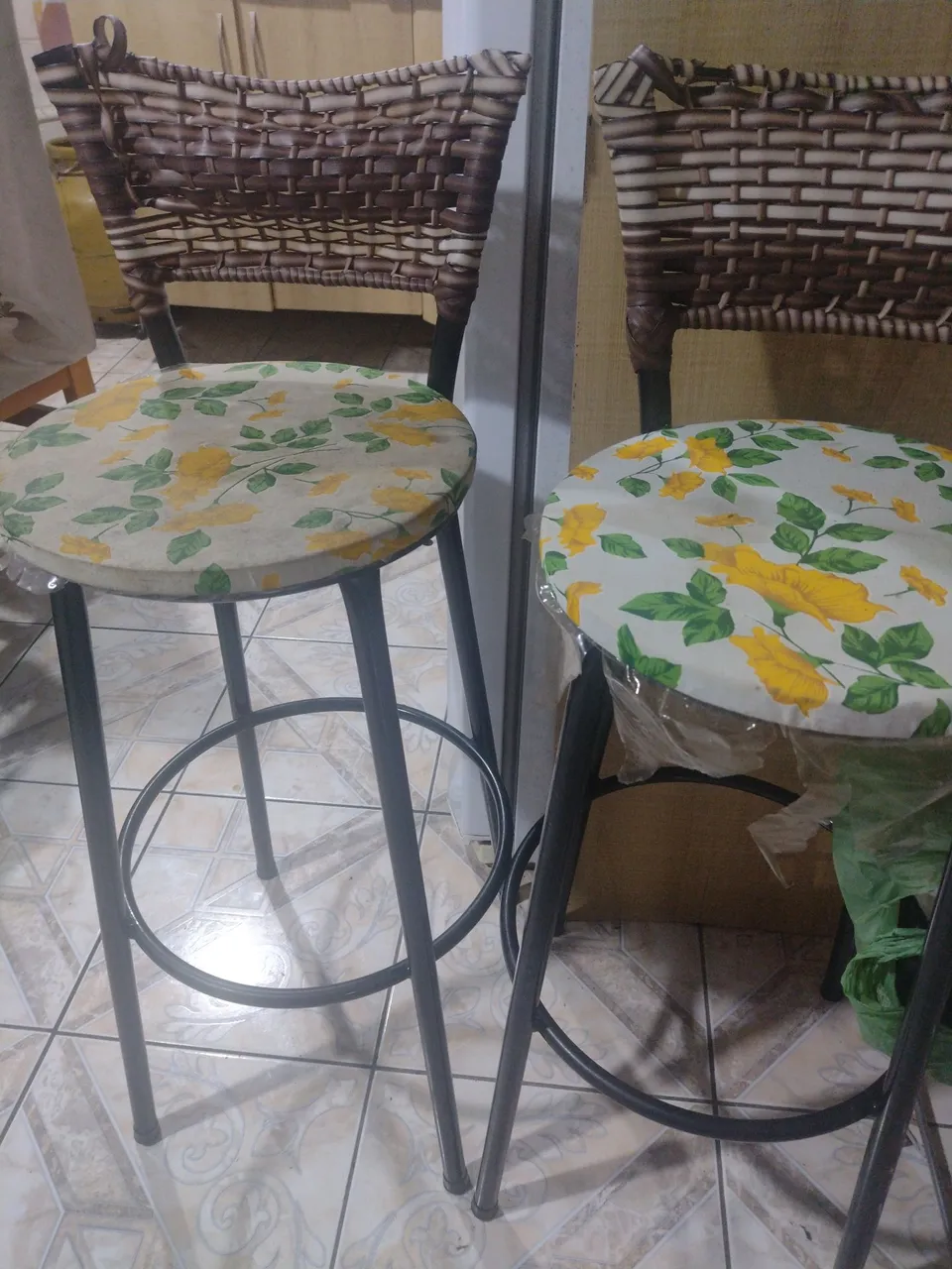 Banquetas com assento floral e encosto em vime