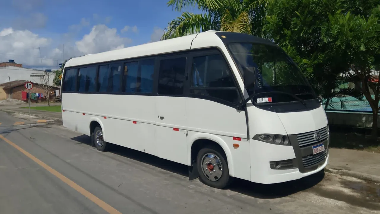 Ônibus Semi-Novo - Conforto e Segurança garantidos!