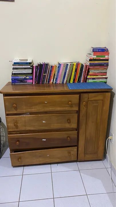 Cômoda de Madeira - 4 gavetas e 1 porta - 400,00 - Foto 2