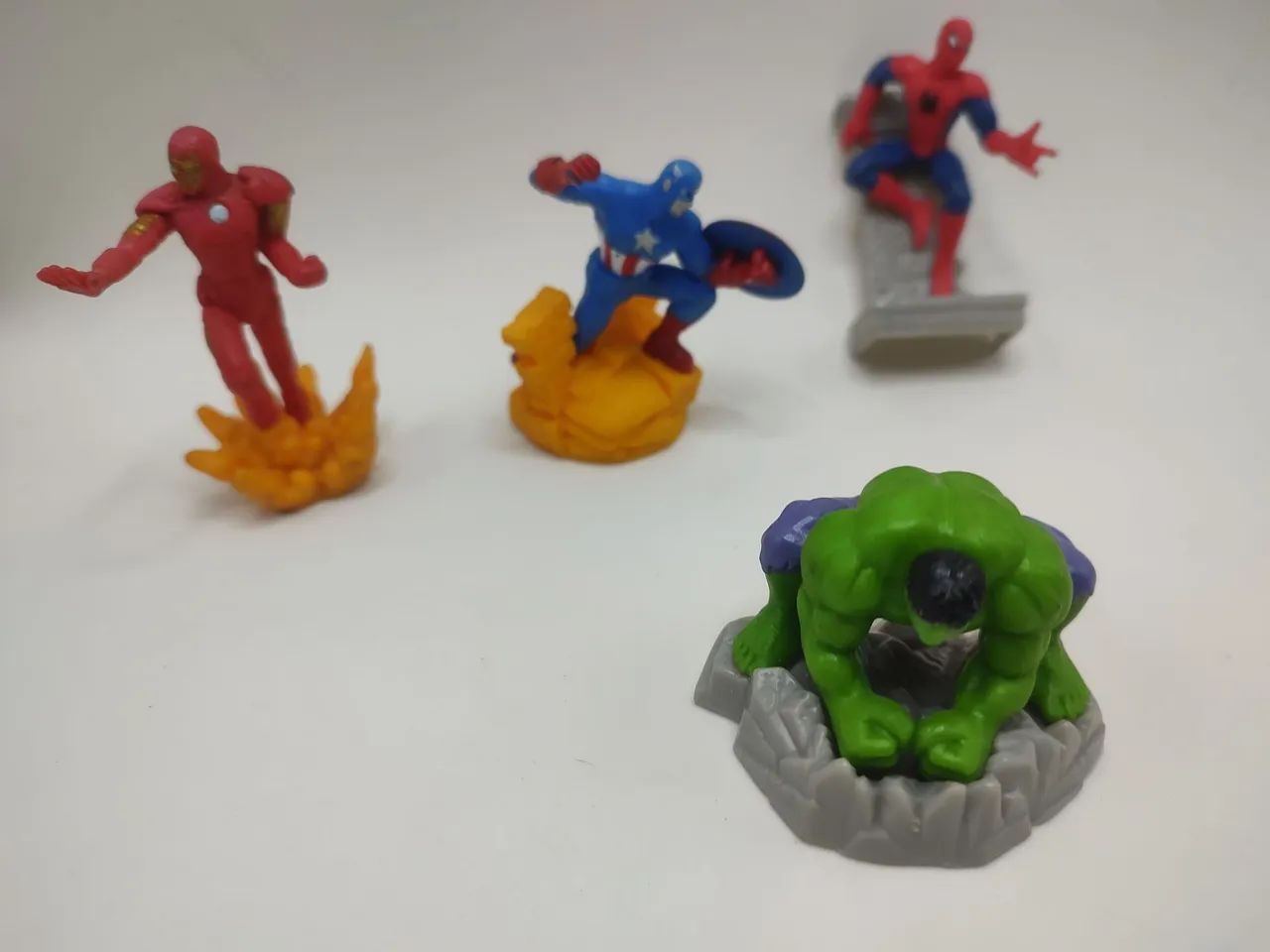 Bonecos miniaturas de heróis Marvel  (usado)