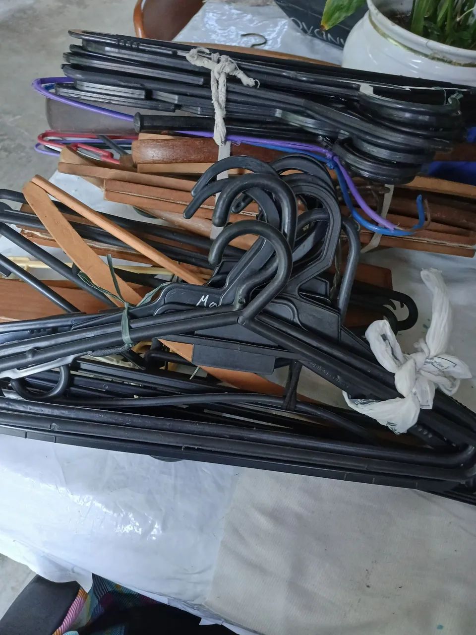 Cabides de plástico e madeira 50 unidade pó 36 reais 