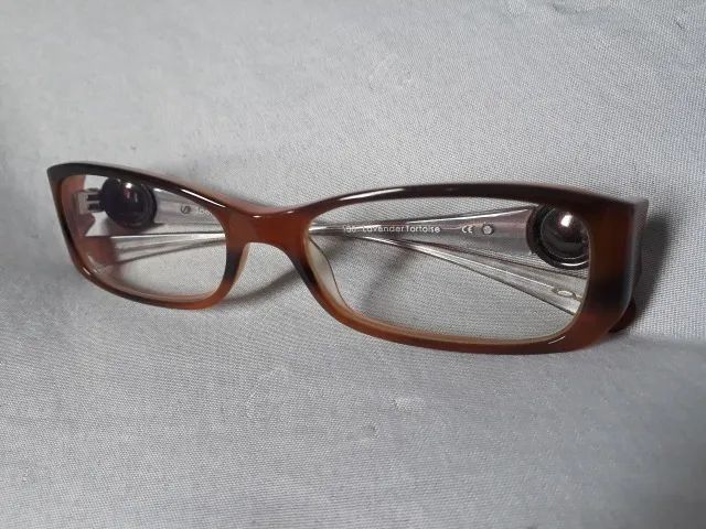 Armação original OAKLEY, novíssima, com caixa, muito estilosa, moderna e jovial, unissex