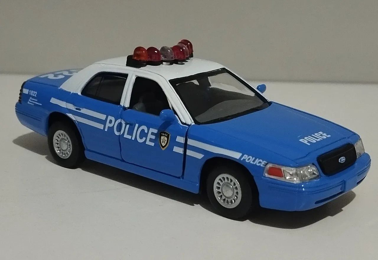 Carro de Polícia Ford Crown Victoria 1/42 - Hobbies e coleções