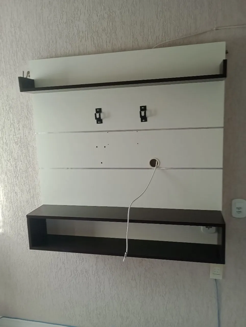 Painel para TV com prateleiras e nicho