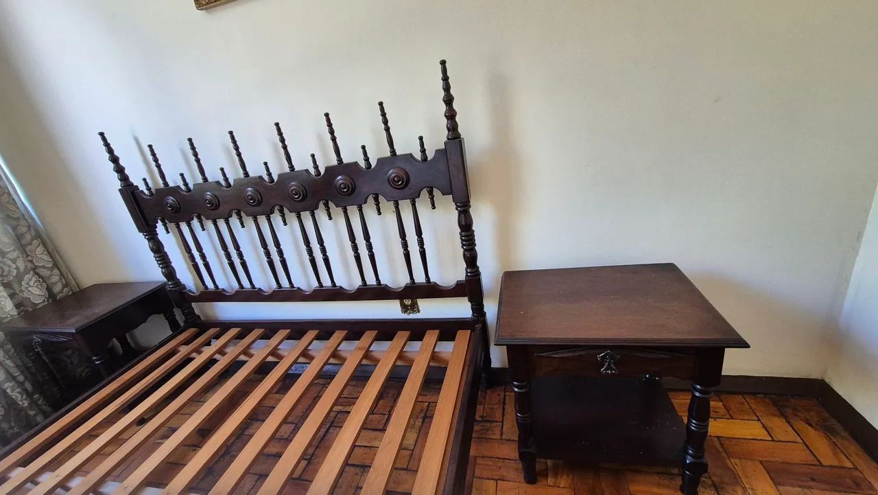 Conjunto de quarto de casal antigo em madeira maciça