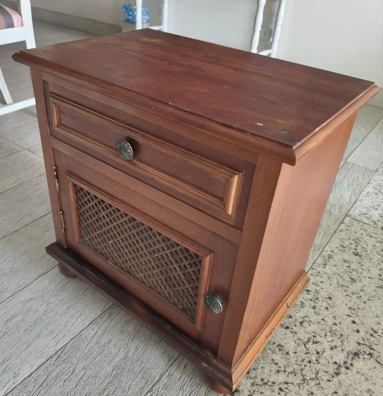 Mesa de cabeceira em madeira