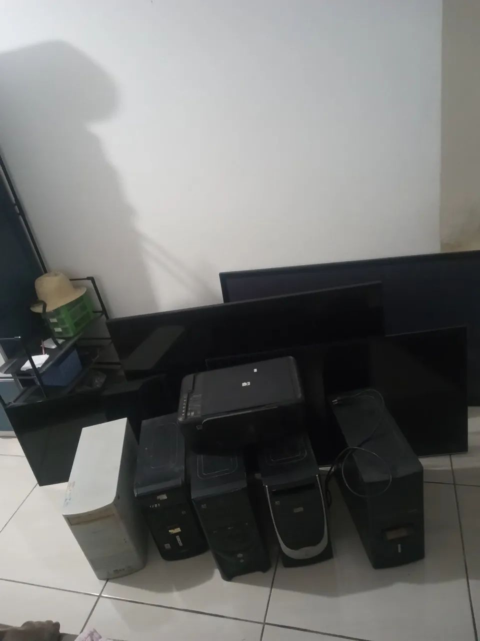 Kit com 4 tvs com a tela ruim + 5 CPUs três funciona + uma impressora. - Foto 6