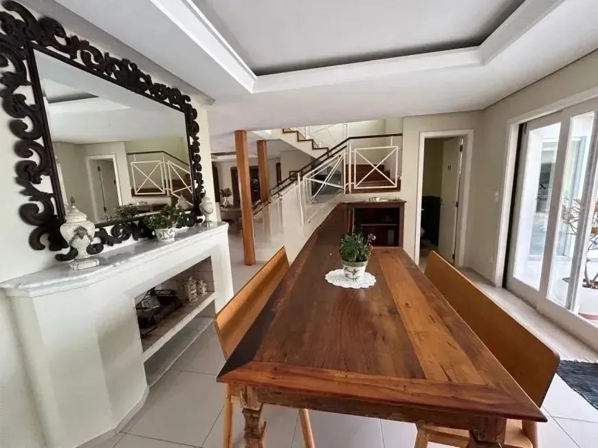 Casa com 5 Suítes no bairro Lagoa da Conceição
