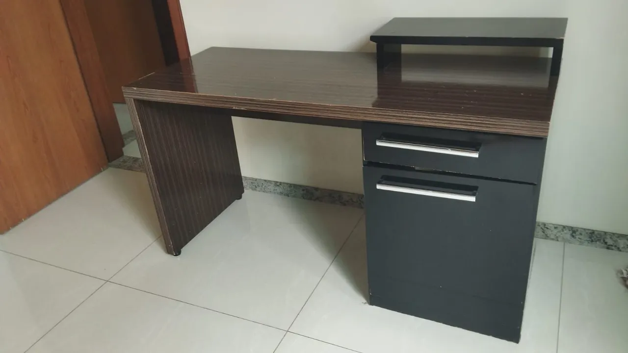 Escrivaninha com Gaveta e Prateleira