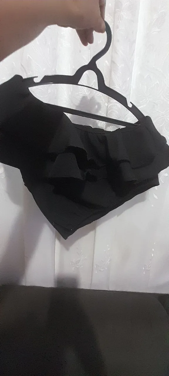 Top preto com babados