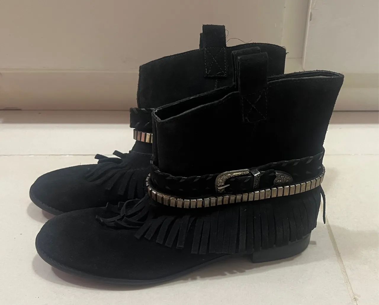 Par de Botas pretas de camurça com detalhes - Foto 3