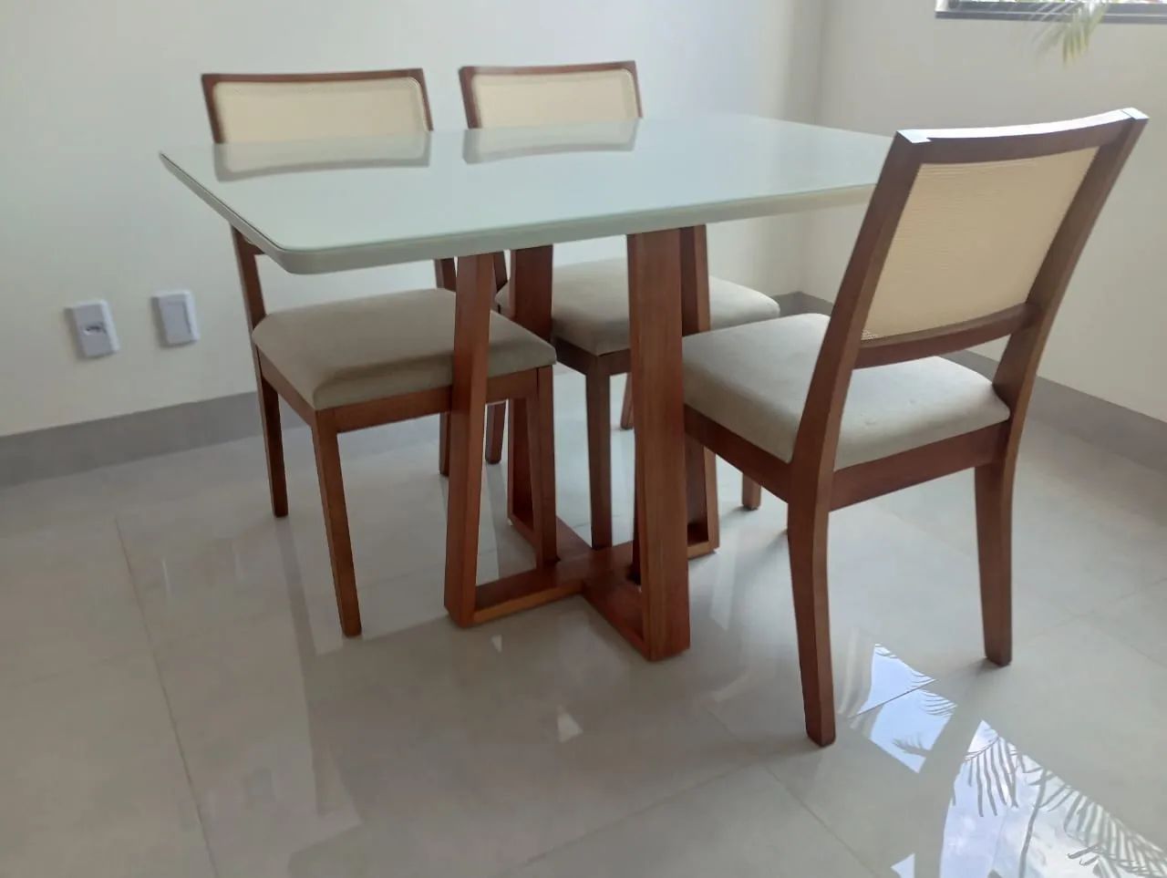Mesa de Jantar com 4 Cadeiras - Elegância e Conforto