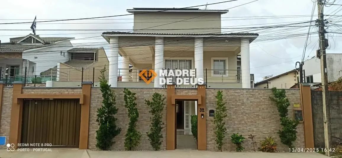 Casa Triplex de Alto Padrão - 428m² de Conforto e Sofisticação!