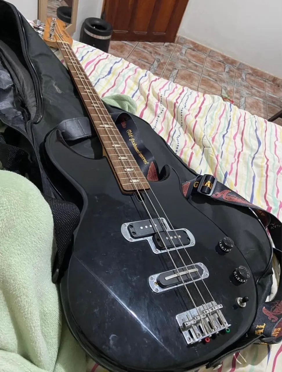 Baixo Elétrico Preto