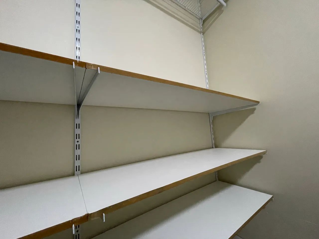 Closet de 2.20m L e 2m A e 2 prateleiras com cabideiro metálico e 6 prateleiras de MDF - Foto 4