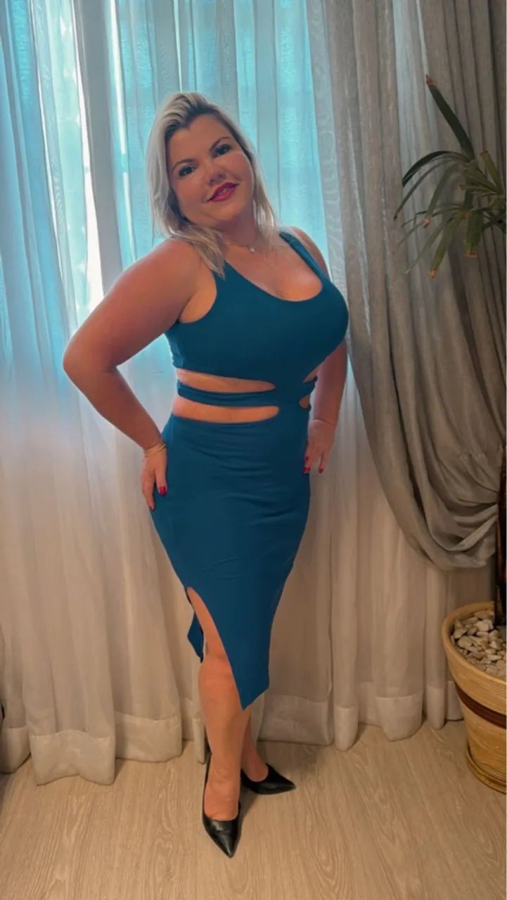 Vestido Azul Elegante com Recortes