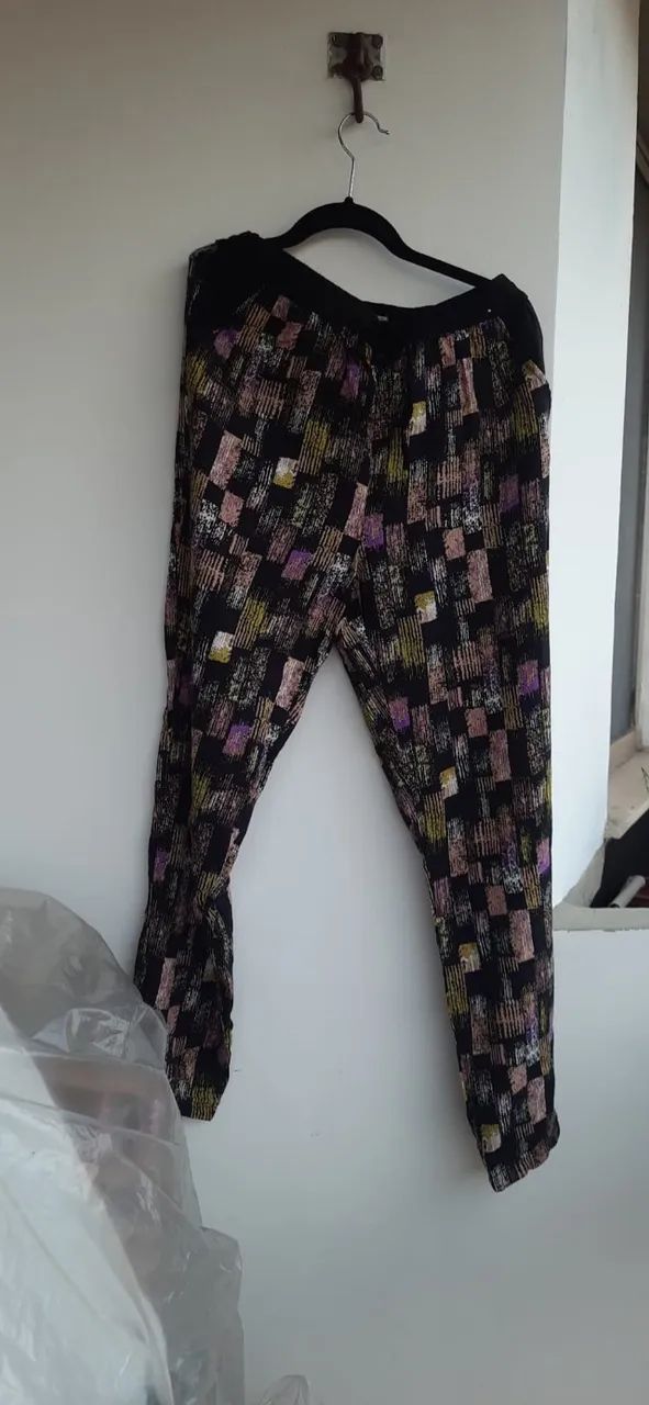 Calça fluida preta Atmosfera, com detalhes coloridos - Foto 4