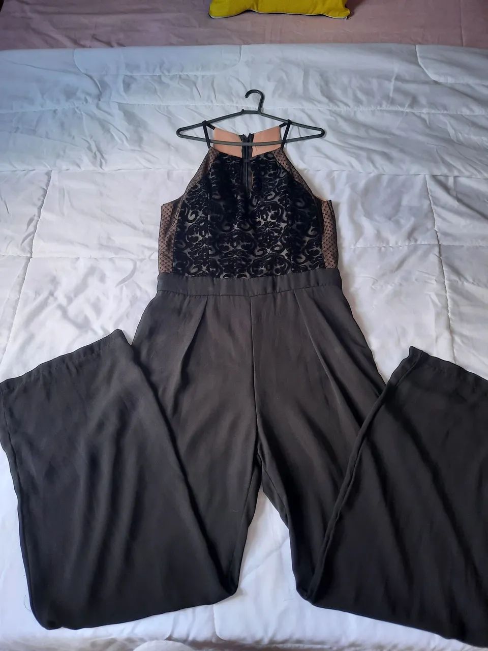 Macacão Longo Preto com Detalhe em Renda - Foto 3