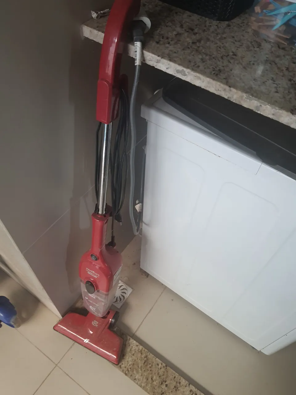 Aspirador de Pó Vertical Britânia 2 em 1 - Prático e Eficiente