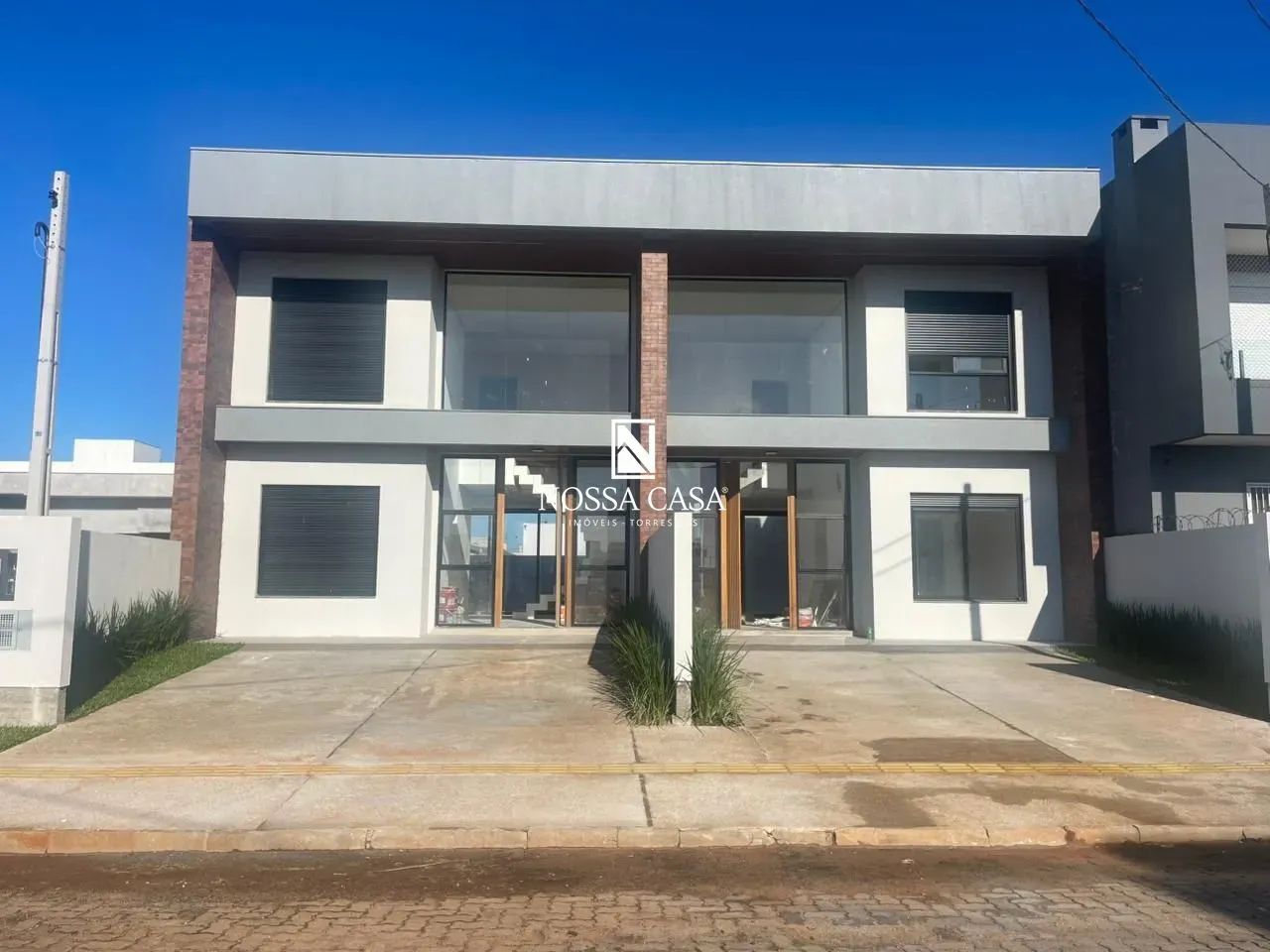 Sobrado geminado, com 3 quartos, sendo todos suítes, em Torres/RS.