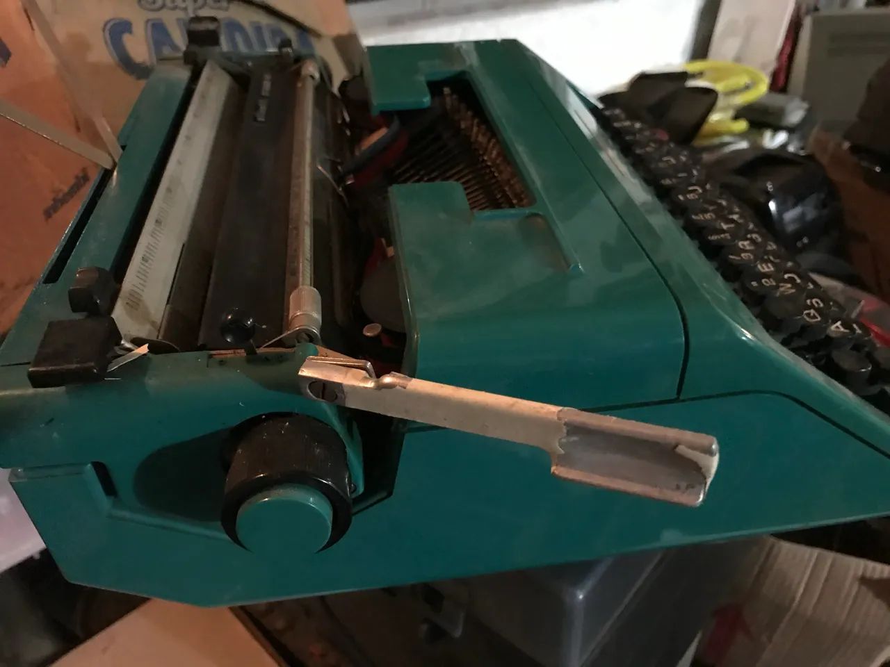 Máquina de escrever Olivetti verde 