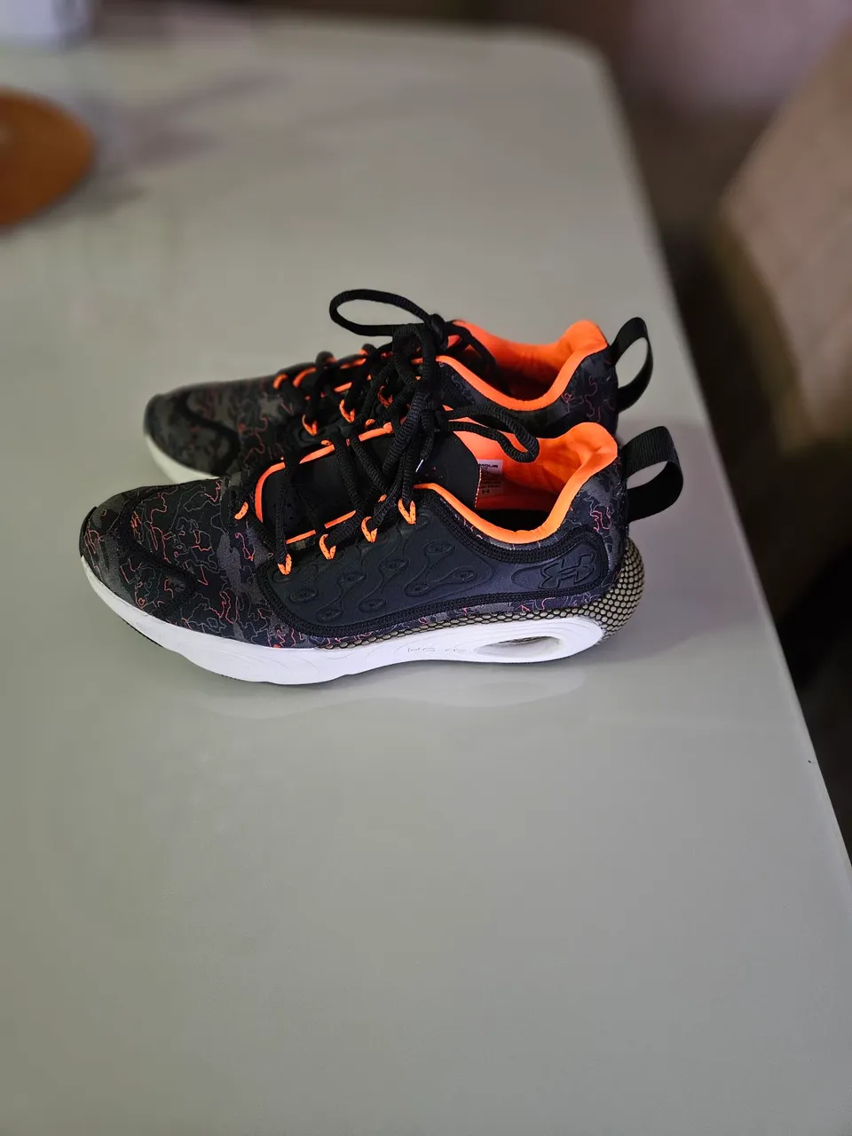 Tênis Under Armour Preto laranja