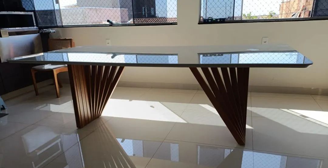 Mesa de jantar em madeira com vidro pra 8 lugares  - Foto 2