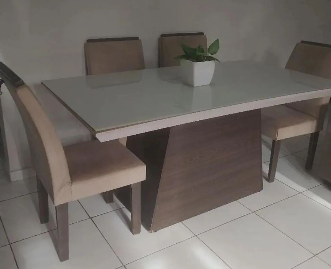 Mesa com as cadeiras  Valor 600 