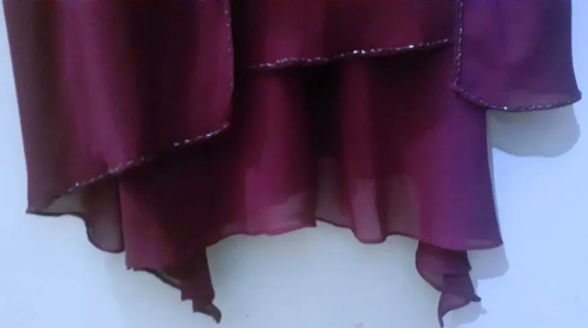 Exuberante Vestido longo para festas e eventos, com cachecol, fenda e apliques. - Foto 4
